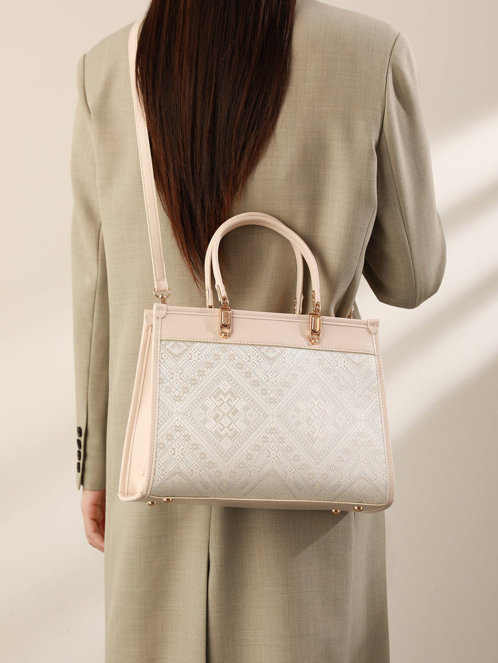 Bolso clutch geométrico de piel vegana