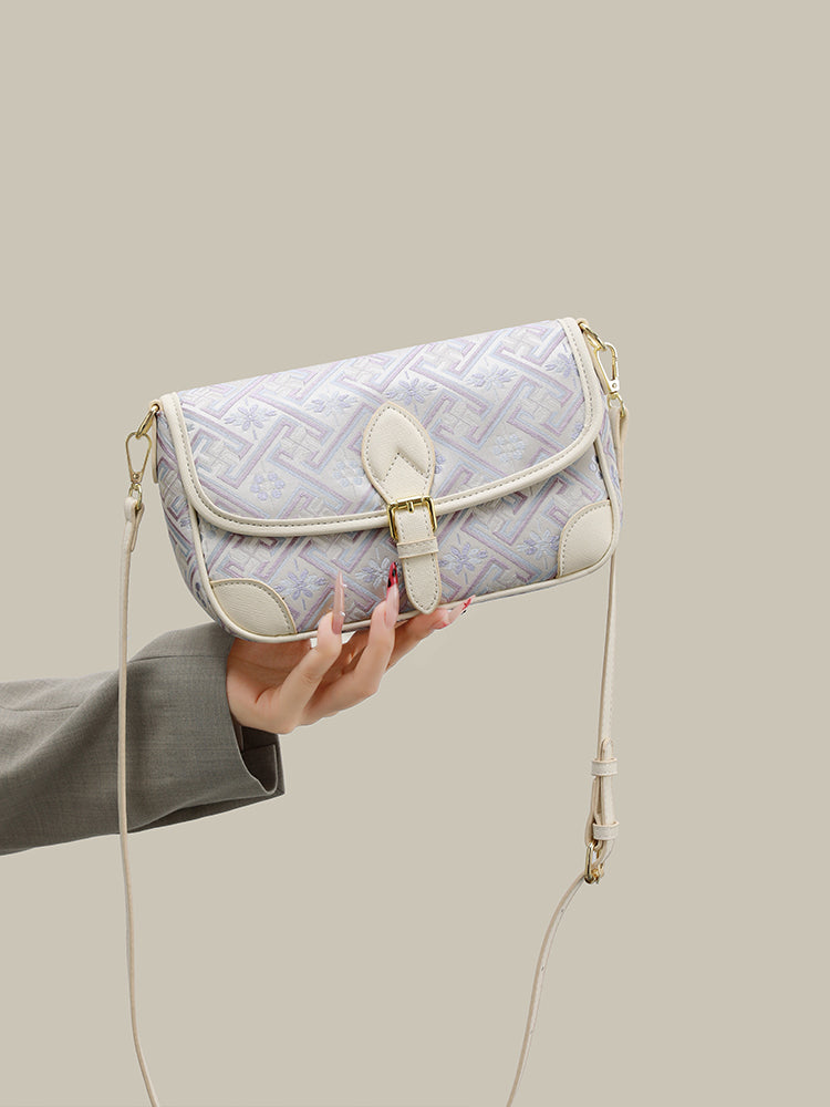 Bolso clutch de piel vegana con jacquard bordado