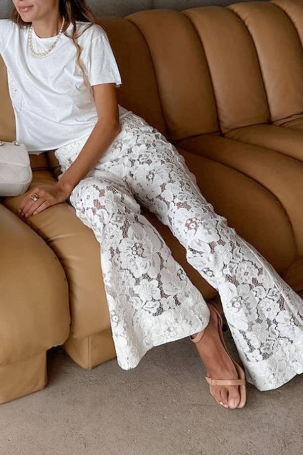 Pantalón acampanado de encaje con flores en relieve y talle alto
