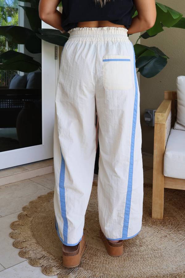 Pantalón paracaídas en crudo y azul