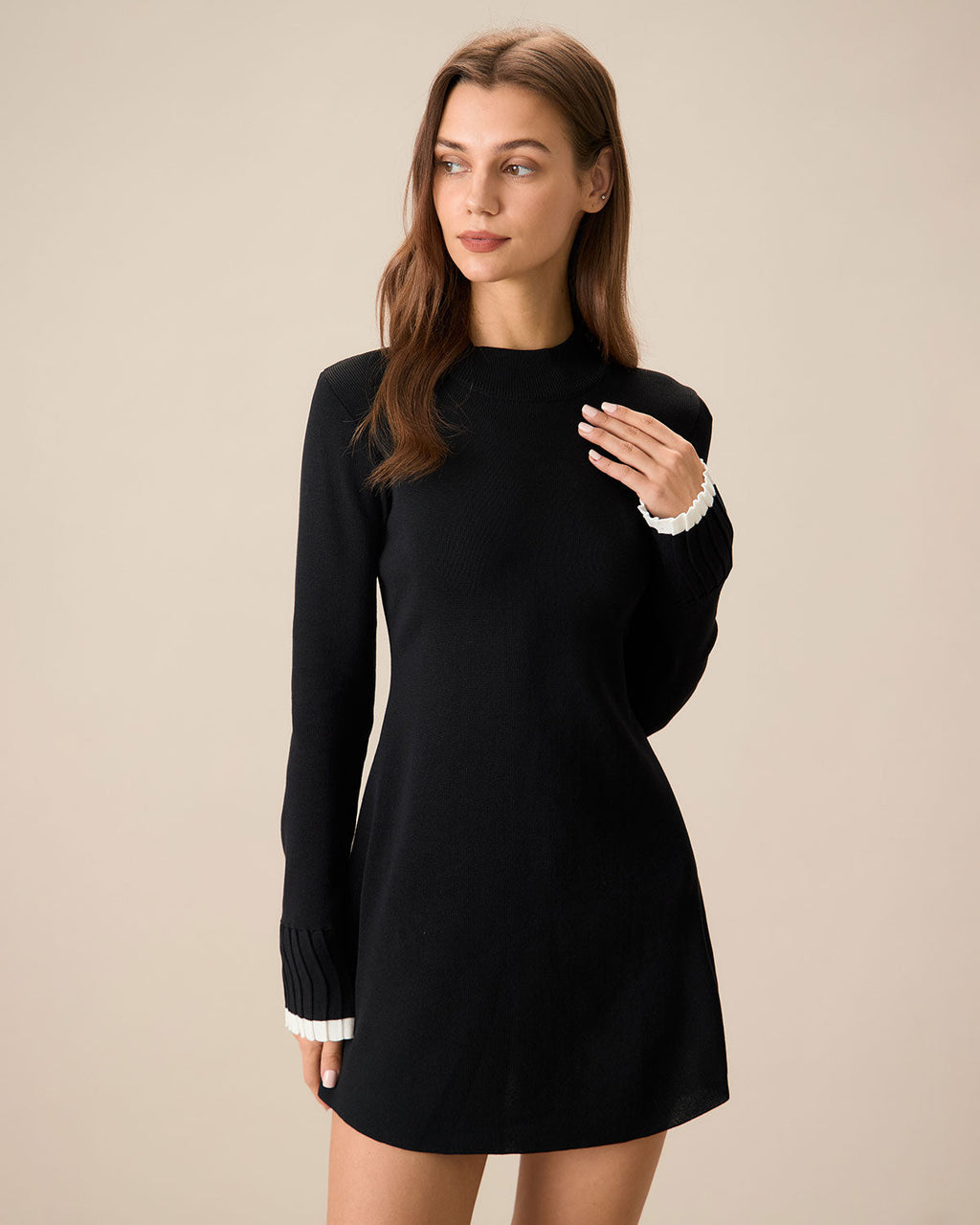 Vestido corto negro de punto con detalles en contraste