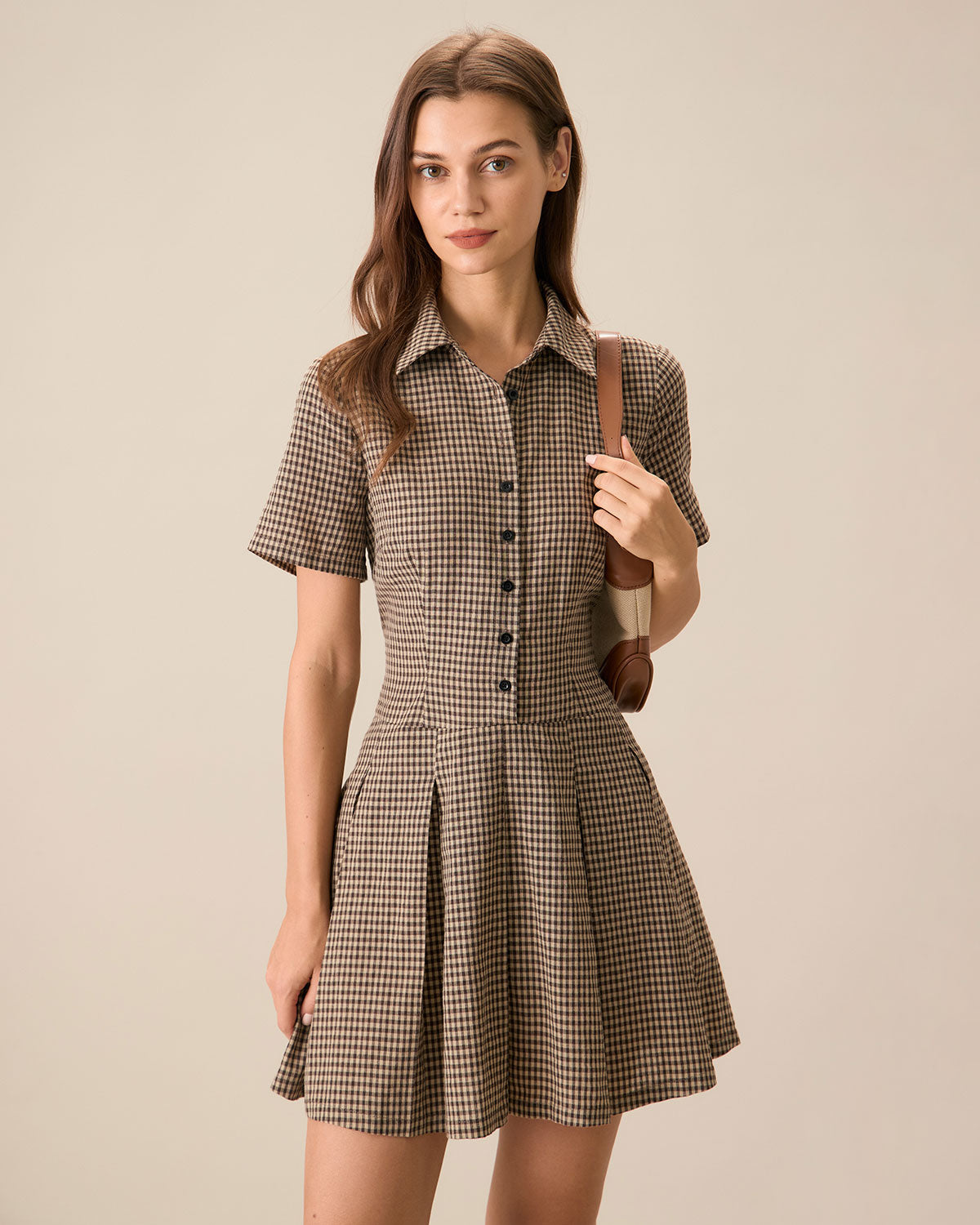 Vestido corto marrón de cuadros con solapa y tablas