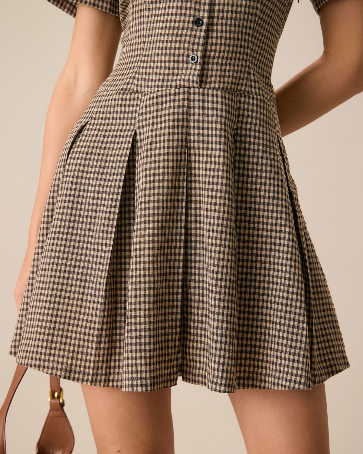 Vestido corto marrón de cuadros con solapa y tablas