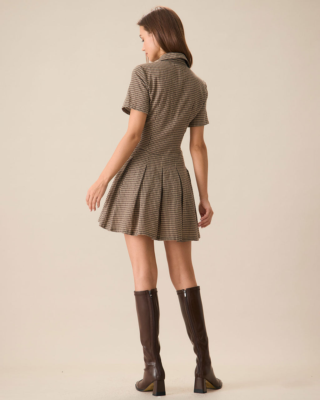 Vestido corto marrón de cuadros con solapa y tablas
