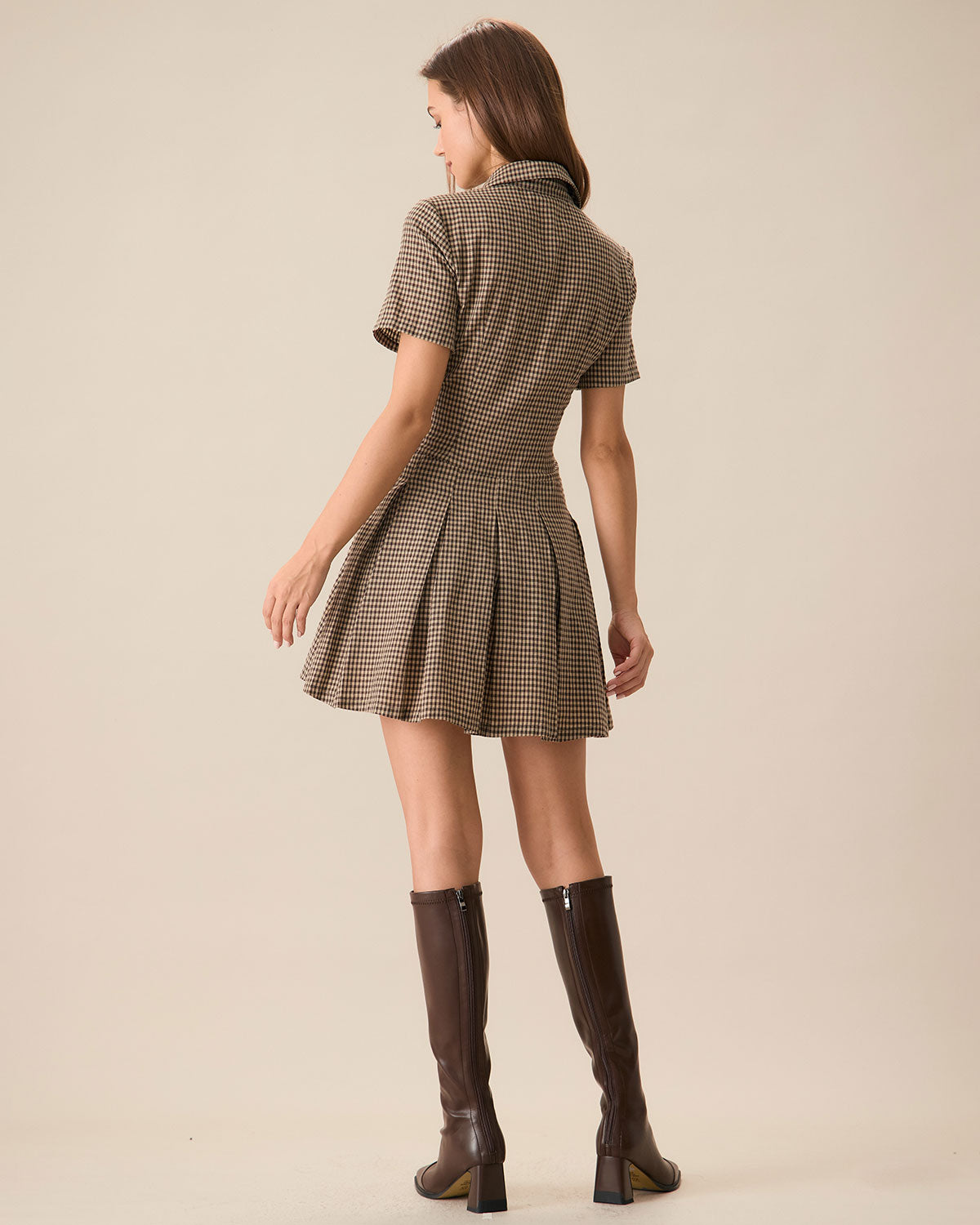 Vestido corto marrón de cuadros con solapa y tablas