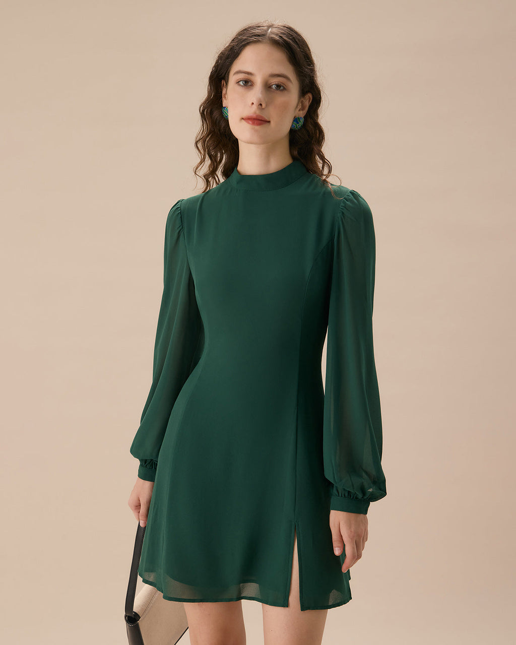 Vestido corto verde de transparencias con cuello alto y abertura