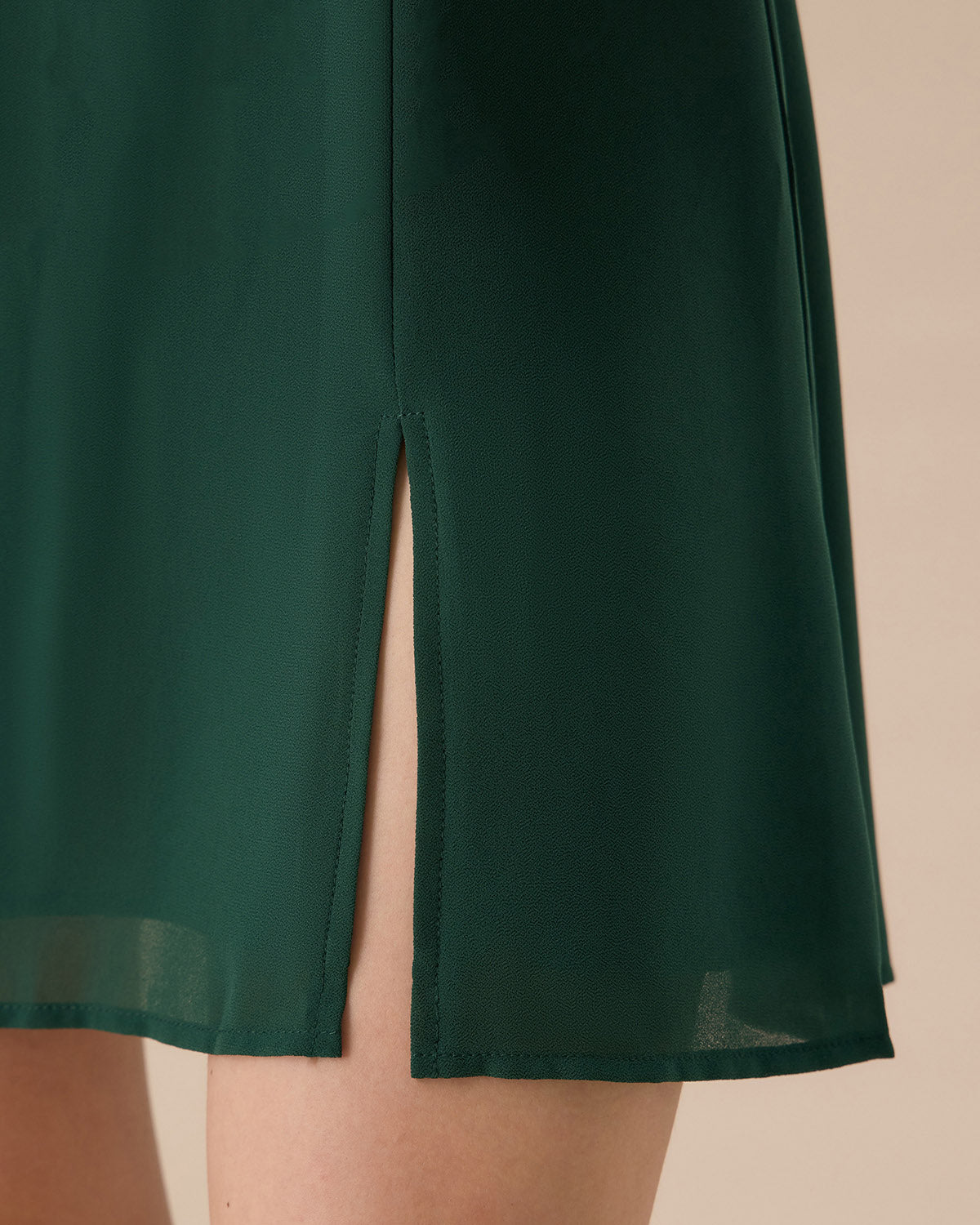 Vestido corto verde de transparencias con cuello alto y abertura
