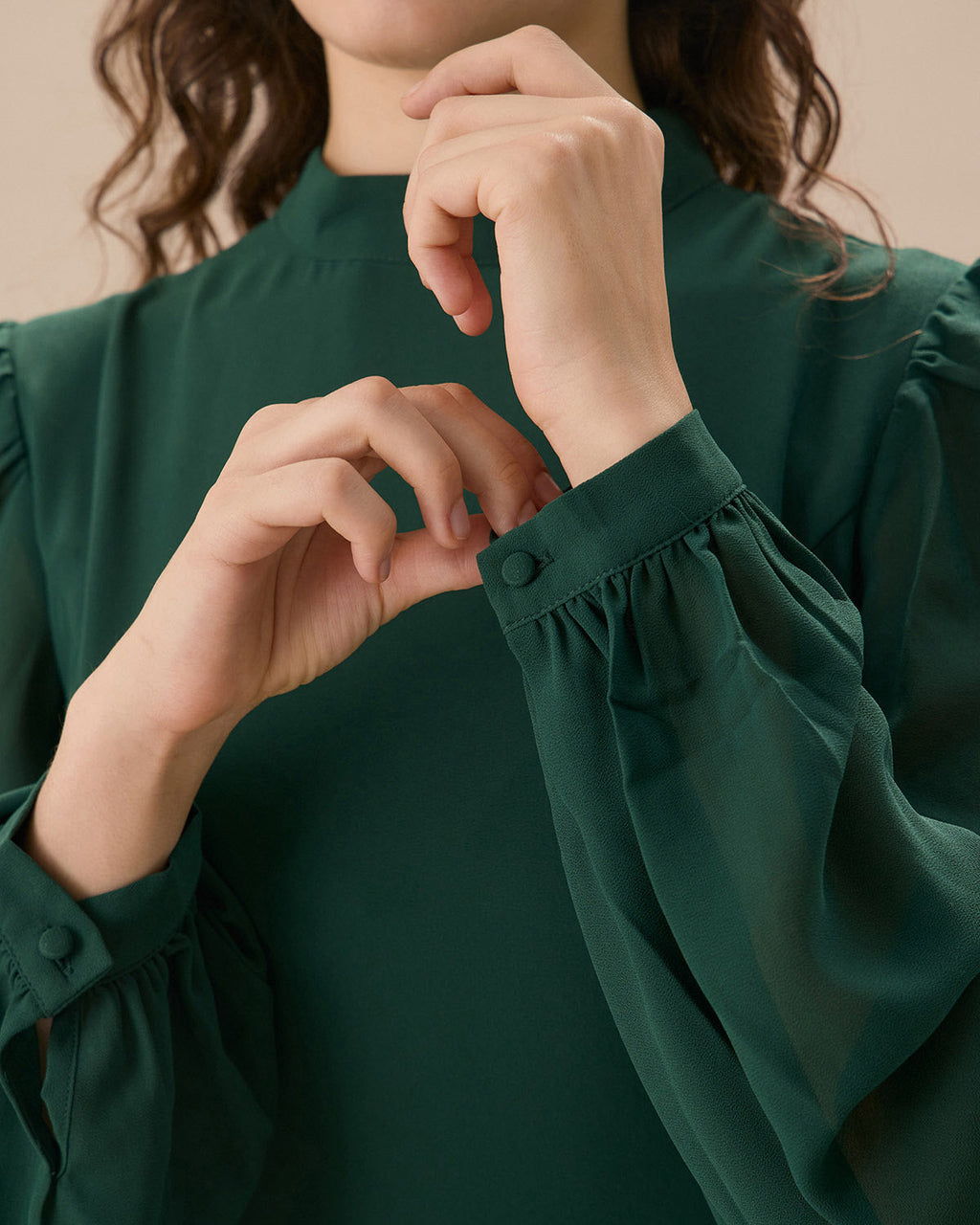 Vestido corto verde de transparencias con cuello alto y abertura