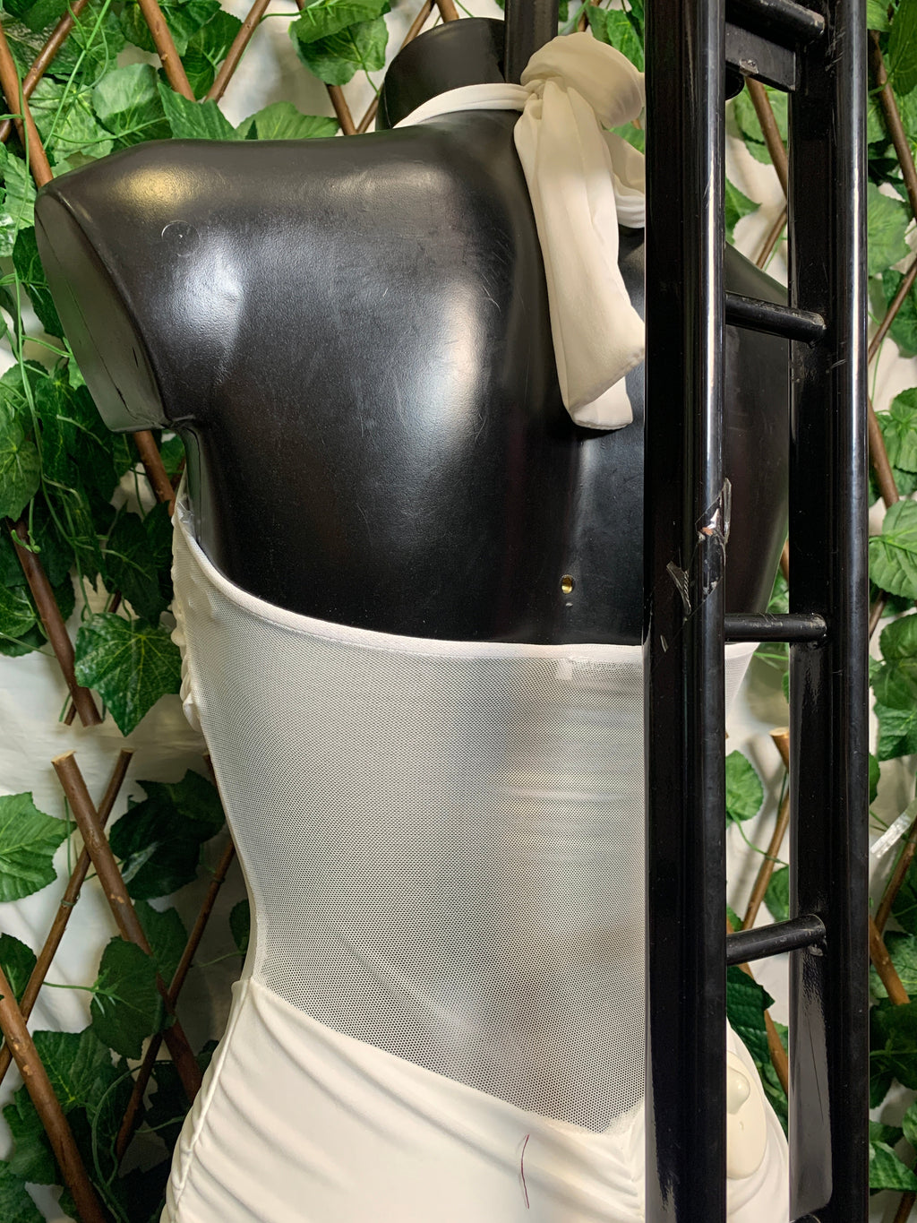 Vestido Largo Halterneck de Tul Transparente – Noche Regia