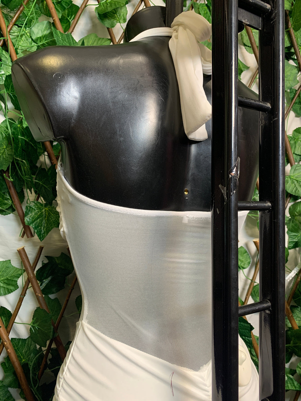 Vestido Largo Halterneck de Tul Transparente – Noche Regia