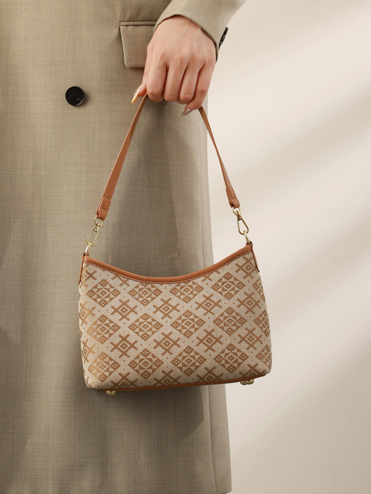 Bolso clutch vintage de piel vegana con monograma
