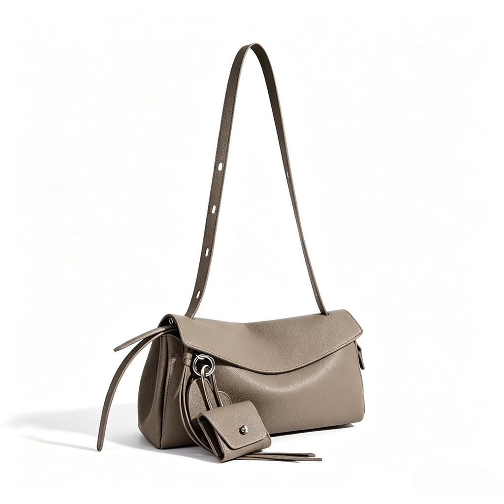 Bolso clutch de piel con solapa y monedero pequeño