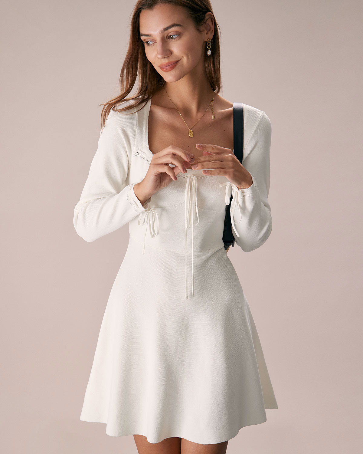 Vestido corto blanco de punto con escote cuadrado
