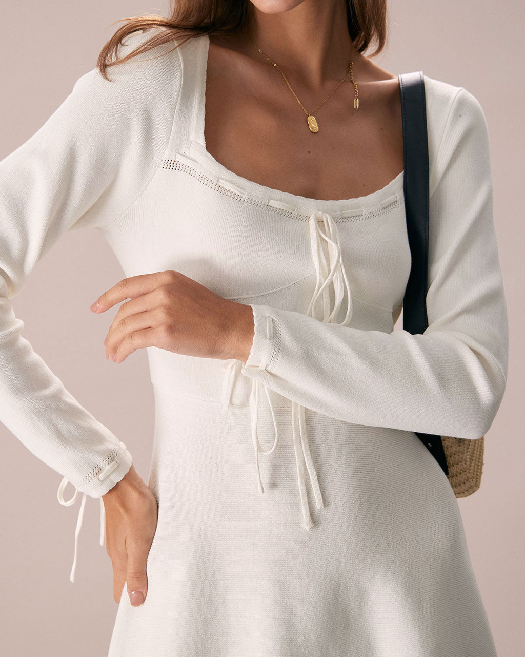 Vestido corto blanco de punto con escote cuadrado