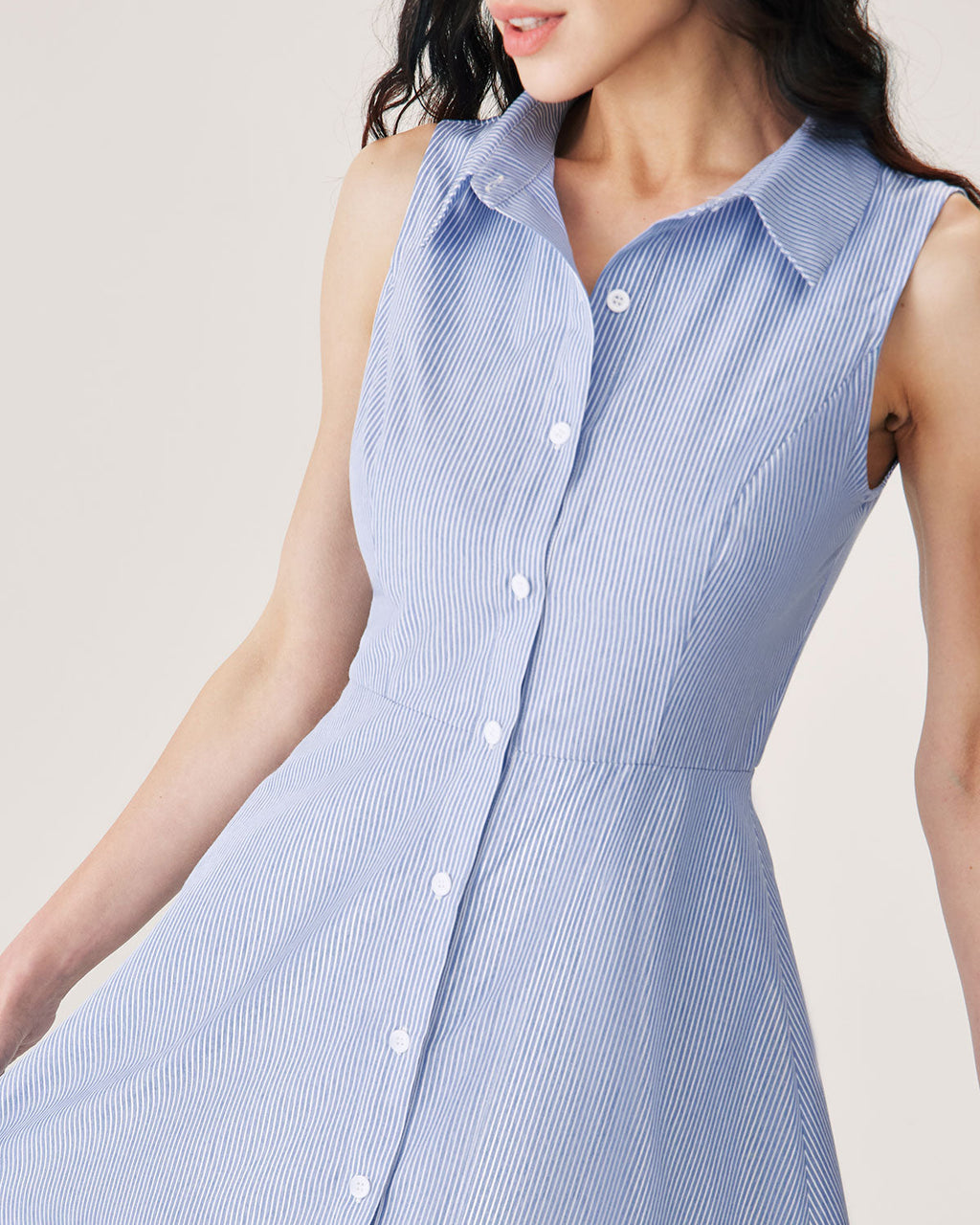 Vestido corto azul de rayas con botones