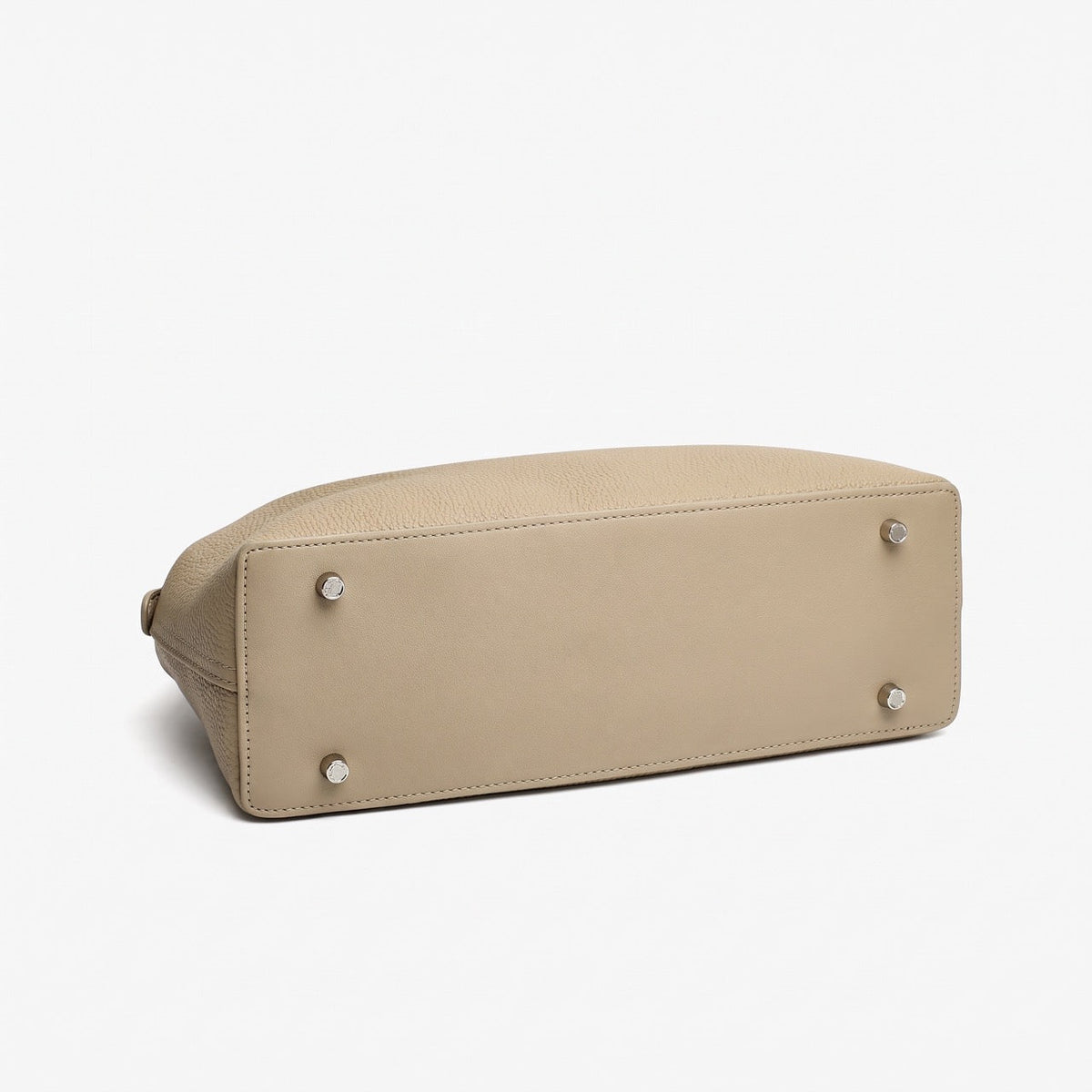 Bolso clutch de piel granulada con solapa