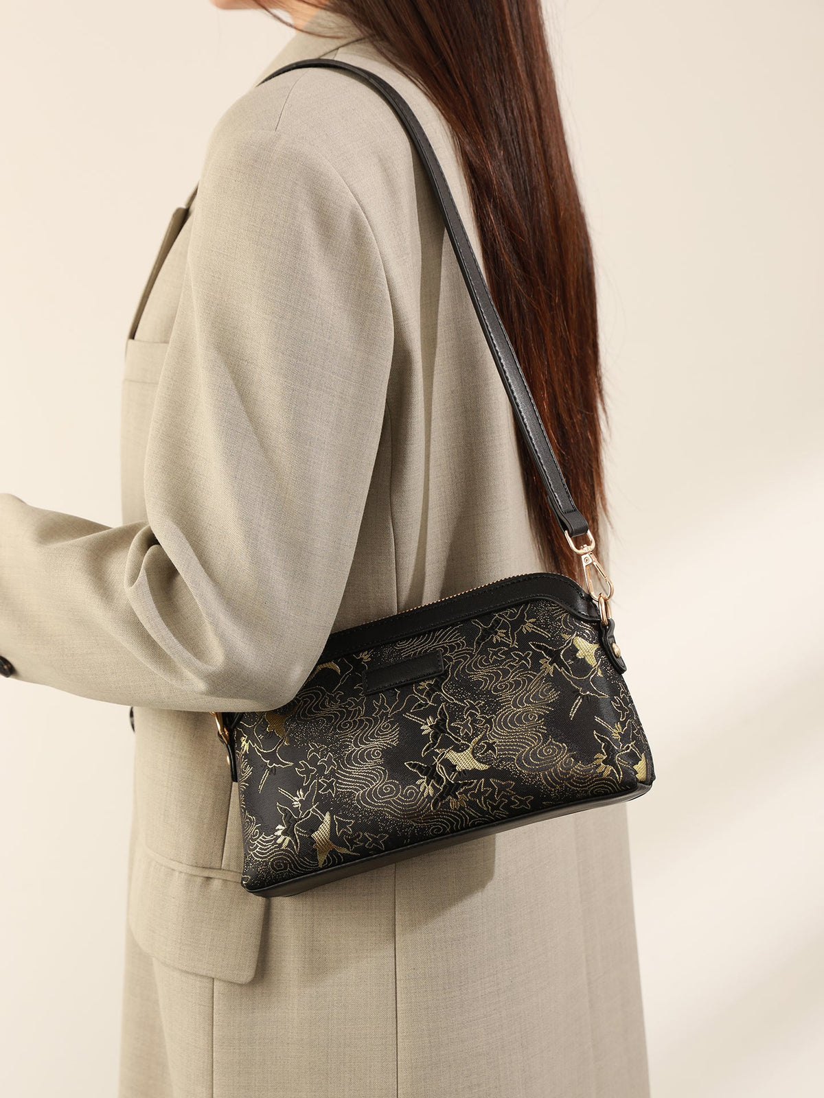 Bolso clutch de piel vegana con estampado de grullas