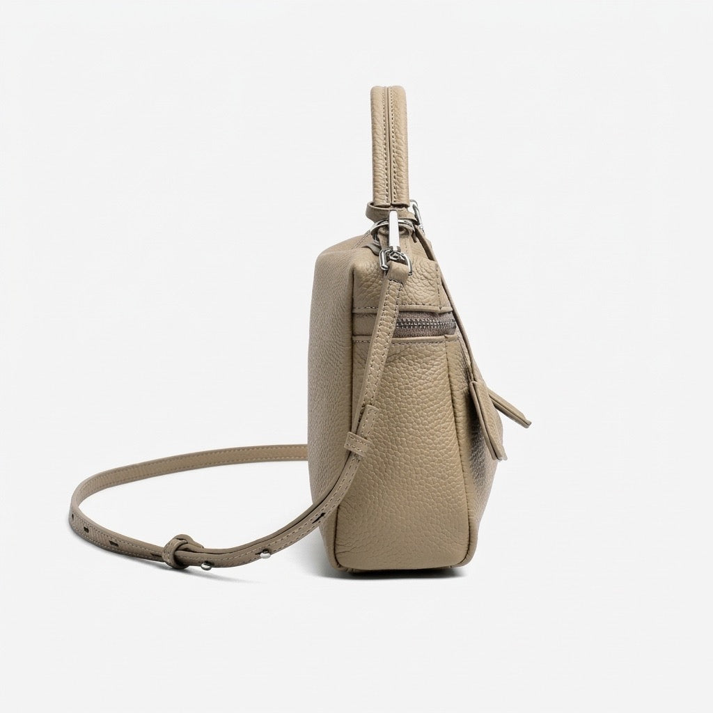 Bolso clutch cuadrado tipo almohada de piel