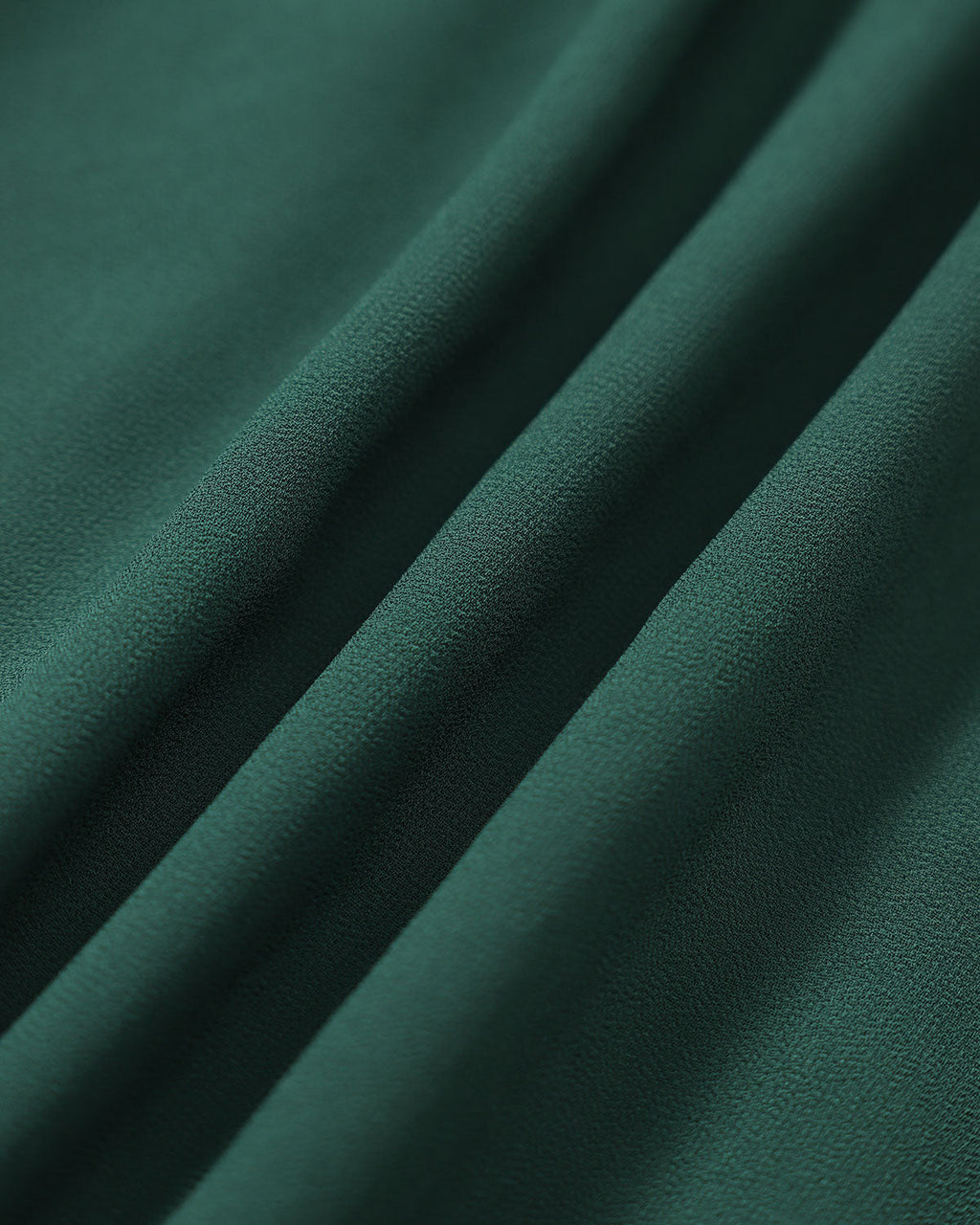 Vestido corto verde de transparencias con cuello alto y abertura