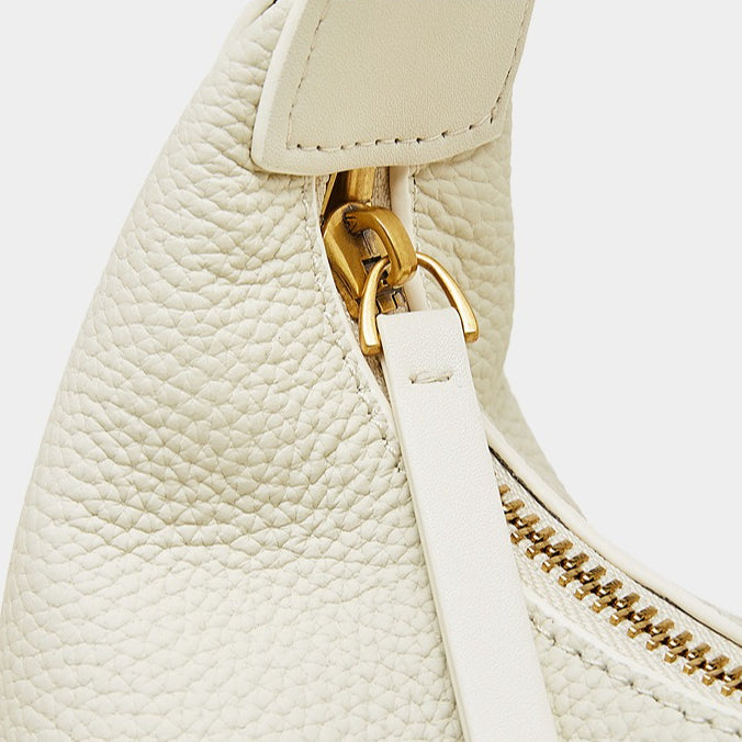 Bolso hobo de media luna en piel granulada