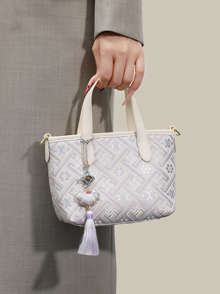 Bolso tote de piel vegana con jacquard oriental y borla