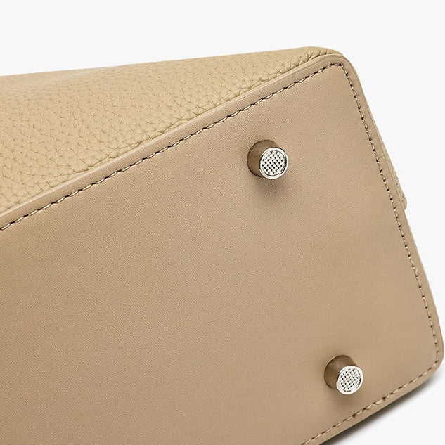 Bolso clutch de piel granulada con solapa