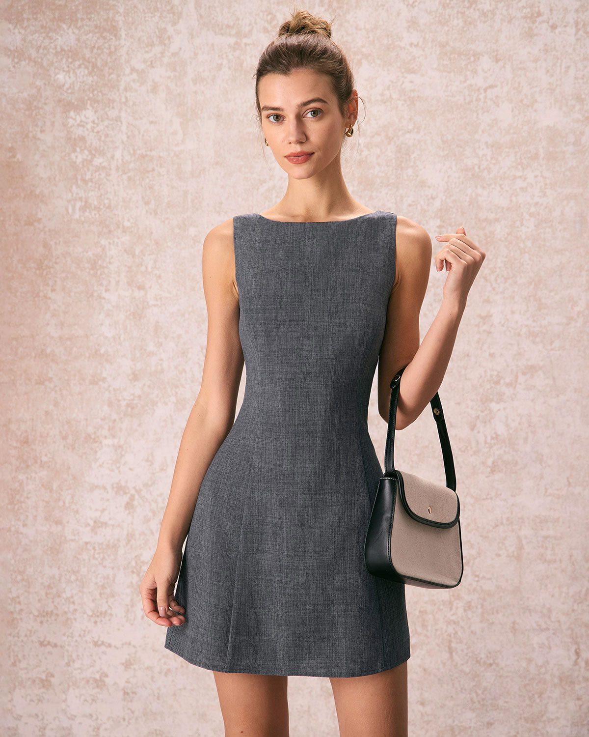 Vestido corto gris sin mangas con escote barco