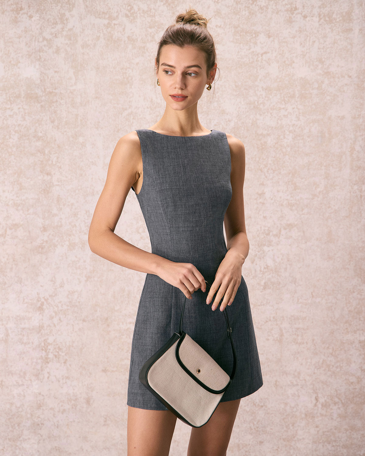 Vestido corto gris sin mangas con escote barco