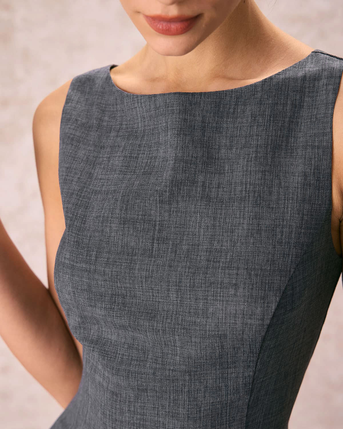 Vestido corto gris sin mangas con escote barco