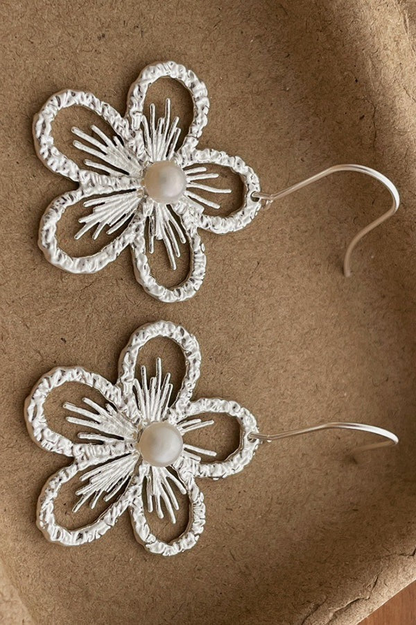 Pendientes de flor calada con perla