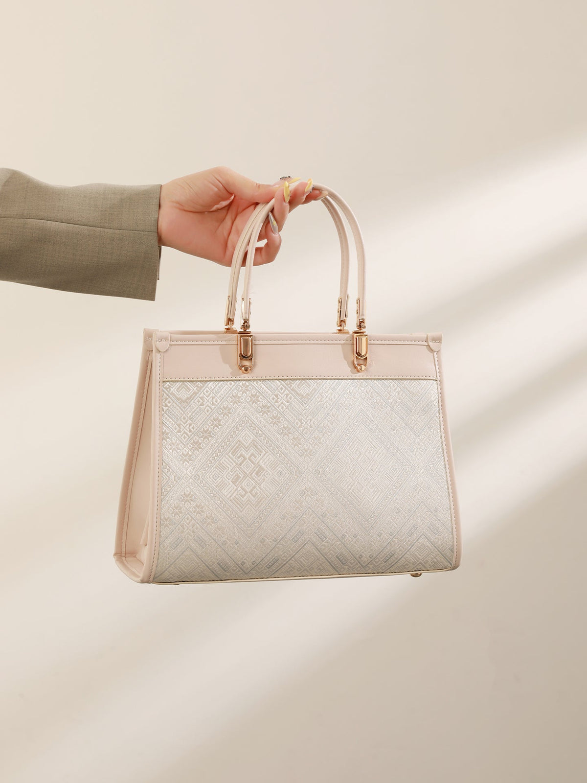 Bolso clutch geométrico de piel vegana