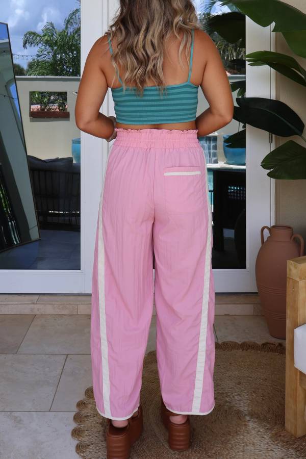 Pantalón paracaídas en crudo y rosa