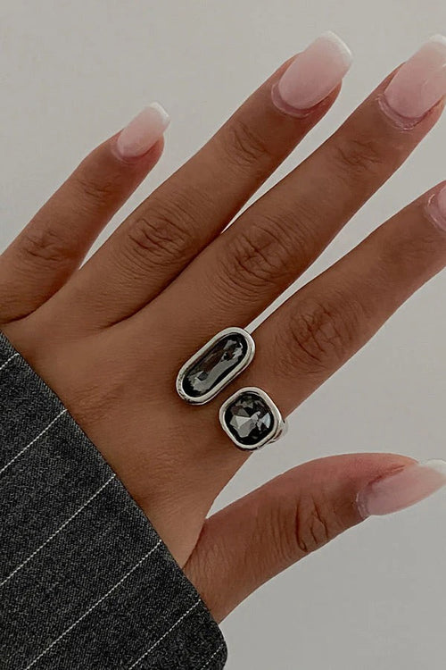Anillo geométrico cuadrado de acabado metálico