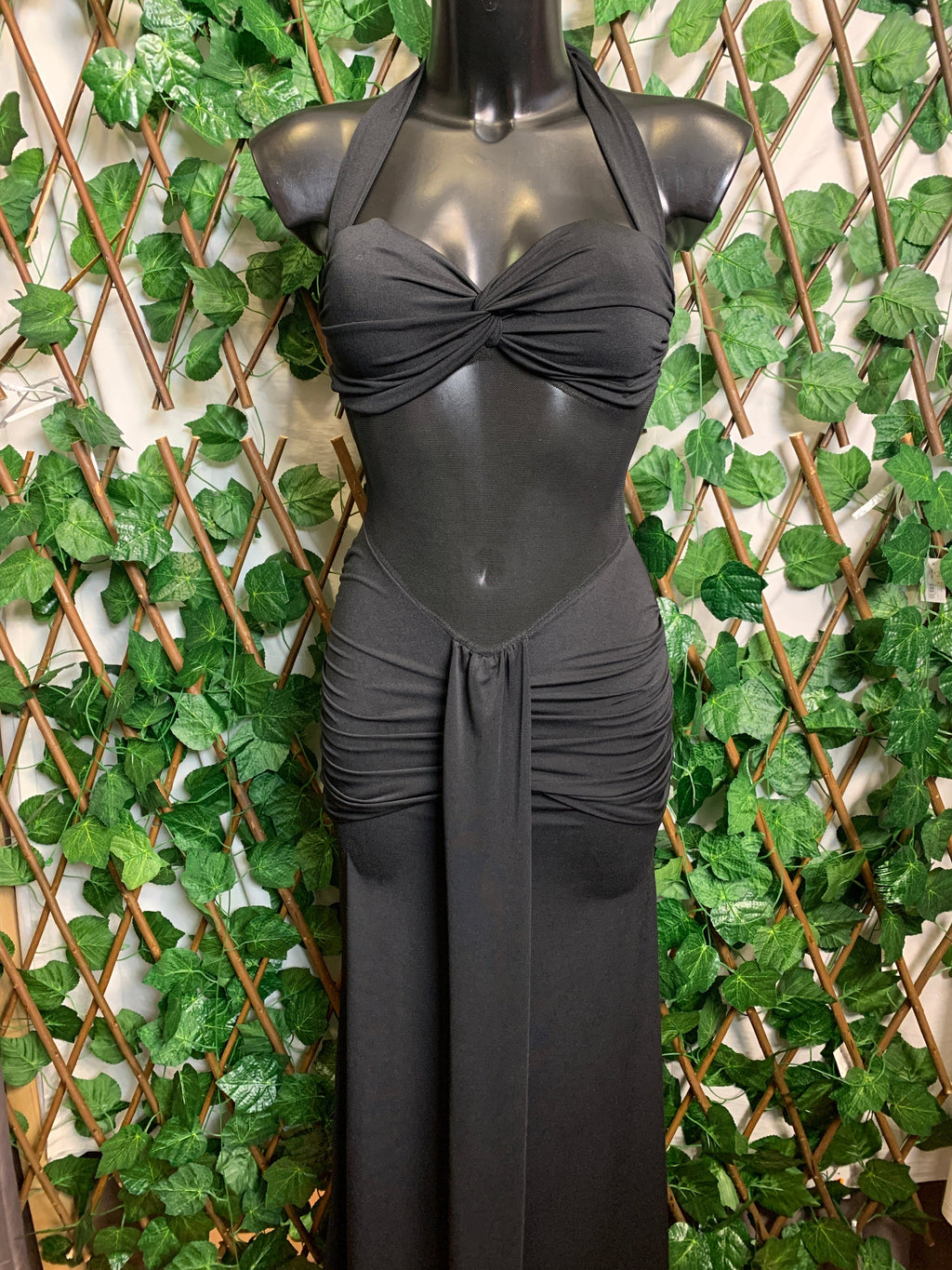 Vestido Largo Halterneck de Tul Transparente – Noche Regia