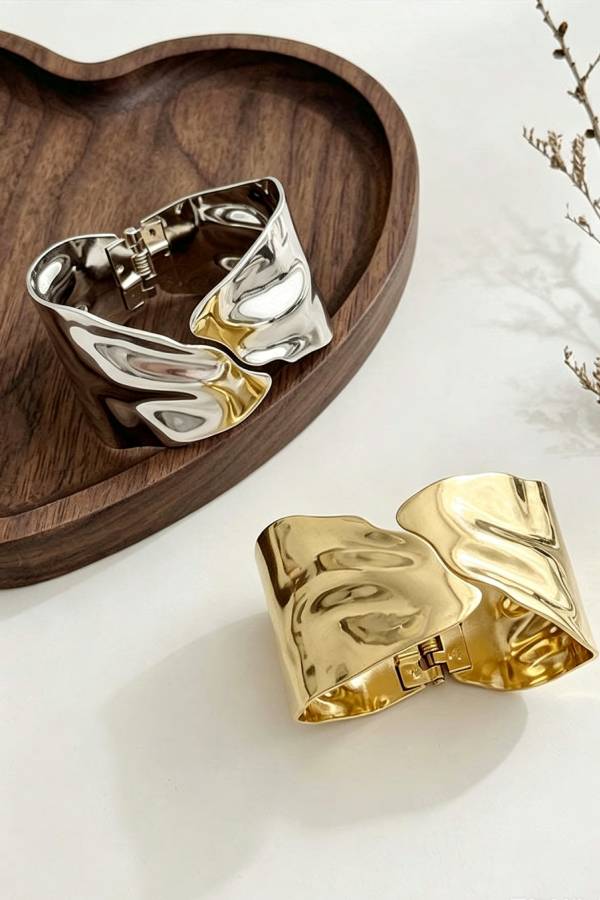Pulsera abierta de diseño irregular entrecruzado