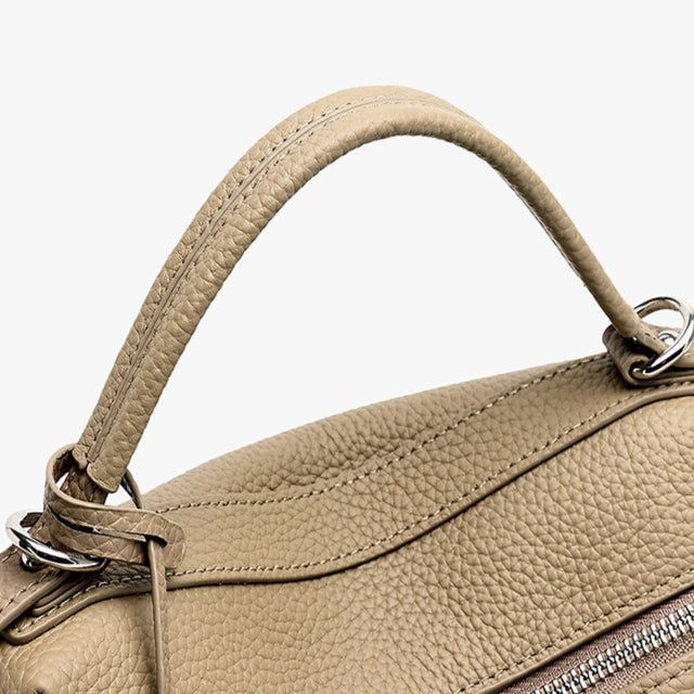 Bolso clutch cuadrado tipo almohada de piel