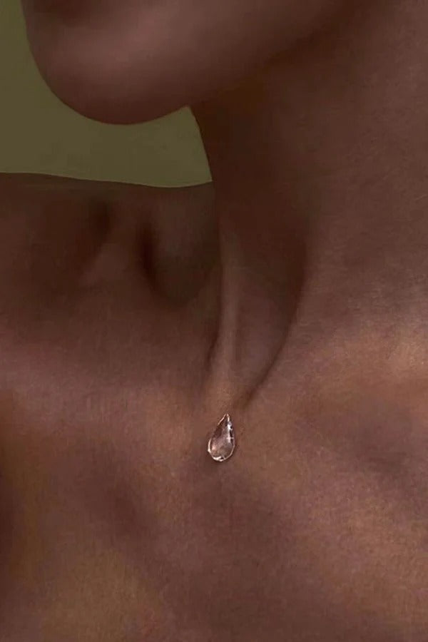 Collar corto de cristal en forma de gota