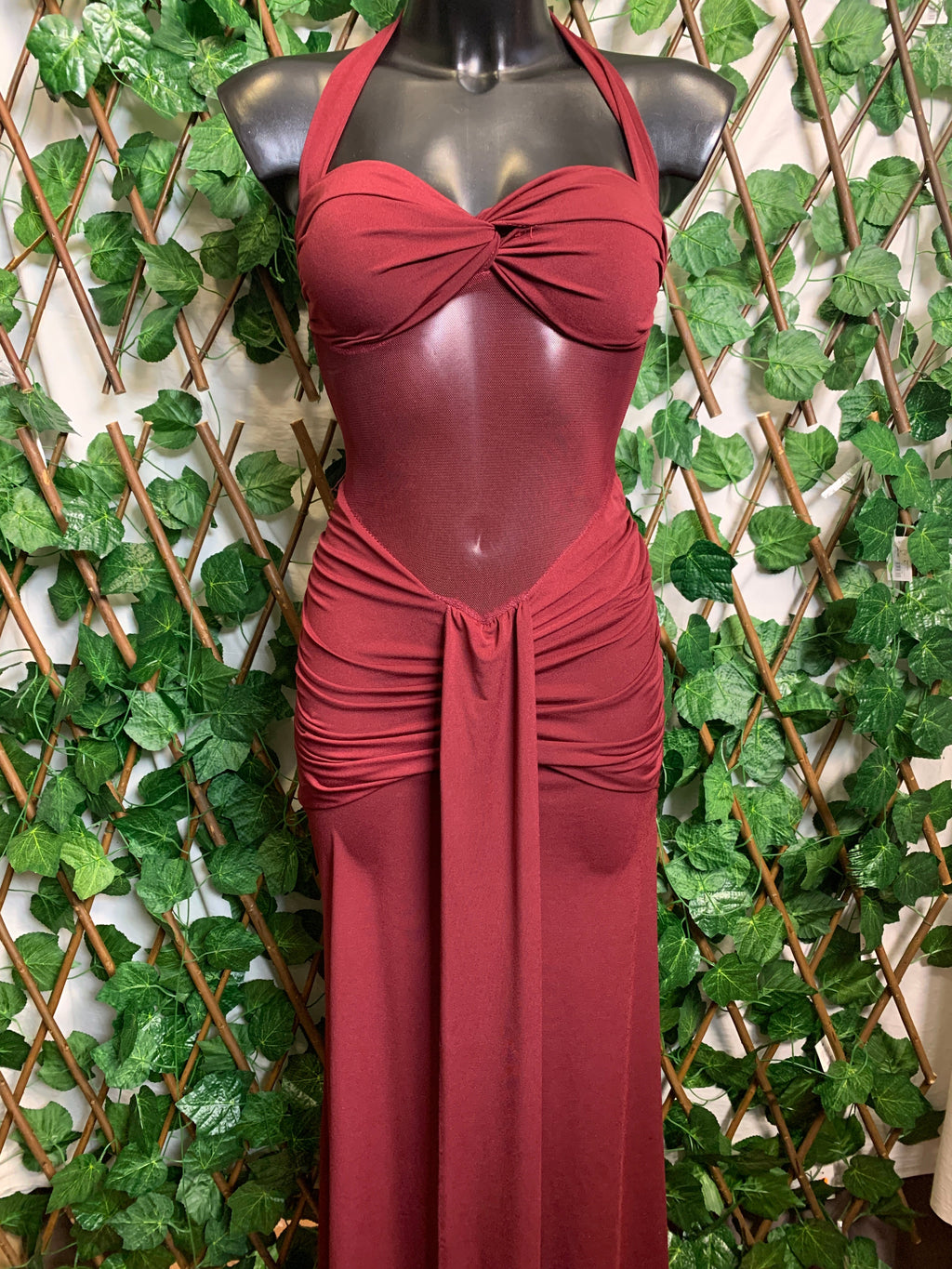 Vestido Largo Halterneck de Tul Transparente – Noche Regia