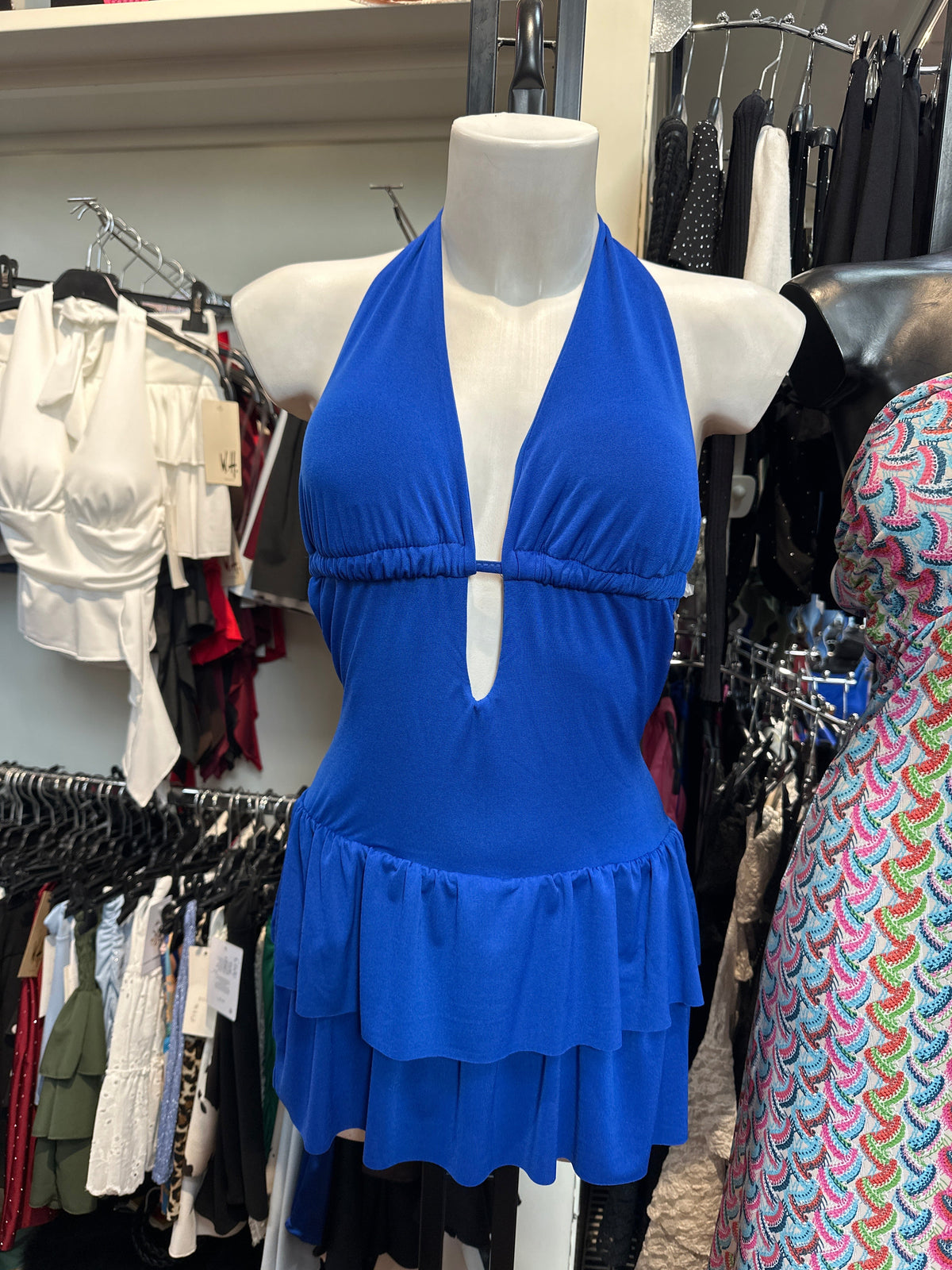 Vestido corto con escote especial