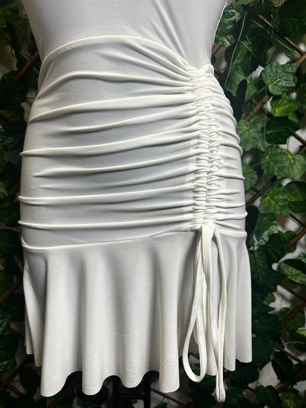 Vestido corto con abertura y fruncido en el lado izquierdo | talla única
