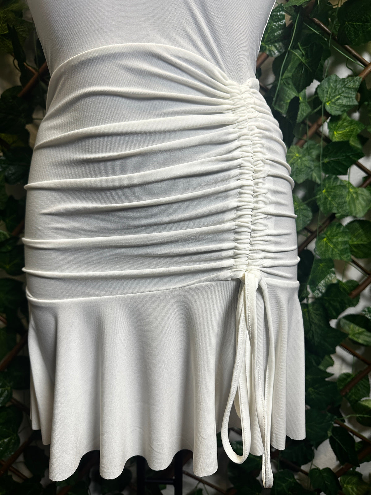 Vestido corto con abertura y fruncido en el lado izquierdo | talla única