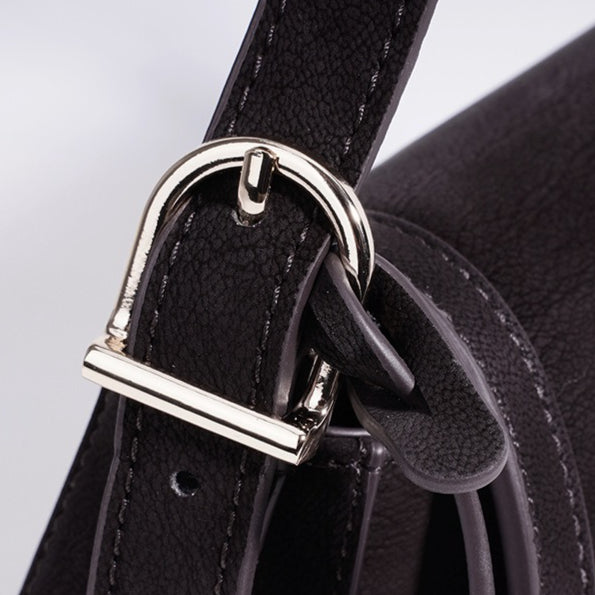 Bolso de hombro de piel con llavero charm