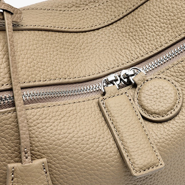Bolso clutch cuadrado tipo almohada de piel
