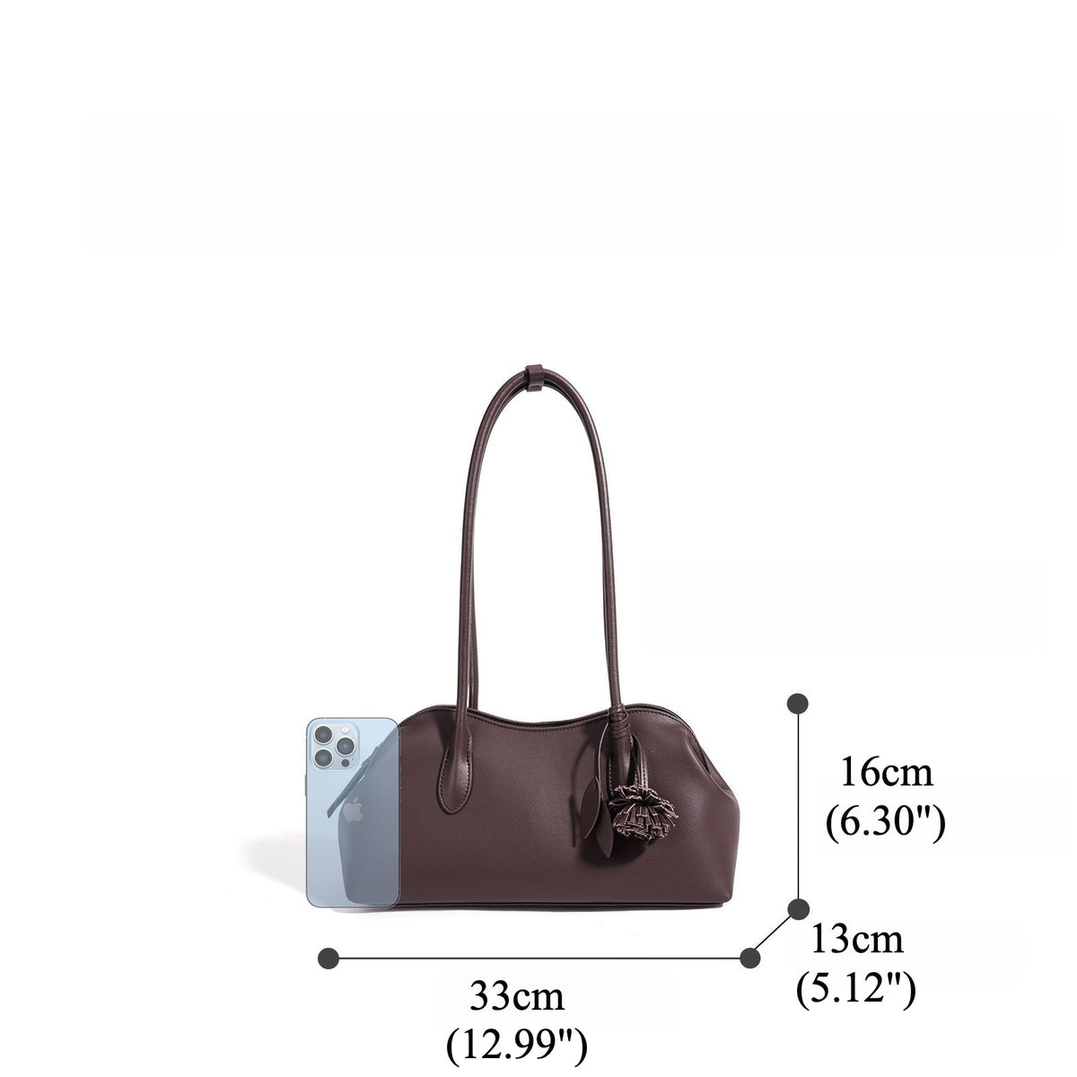 Bolso clutch curvo de piel con charm