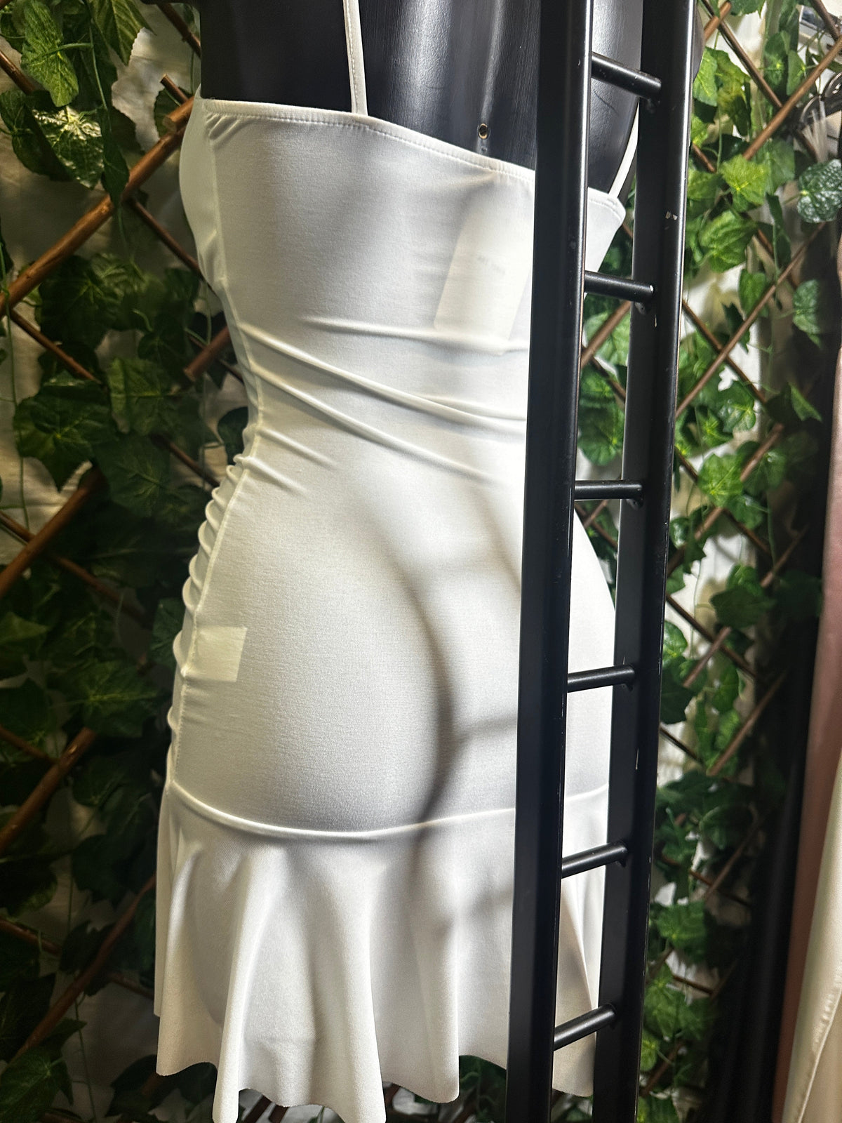 Vestido corto con abertura y fruncido en el lado izquierdo | talla única