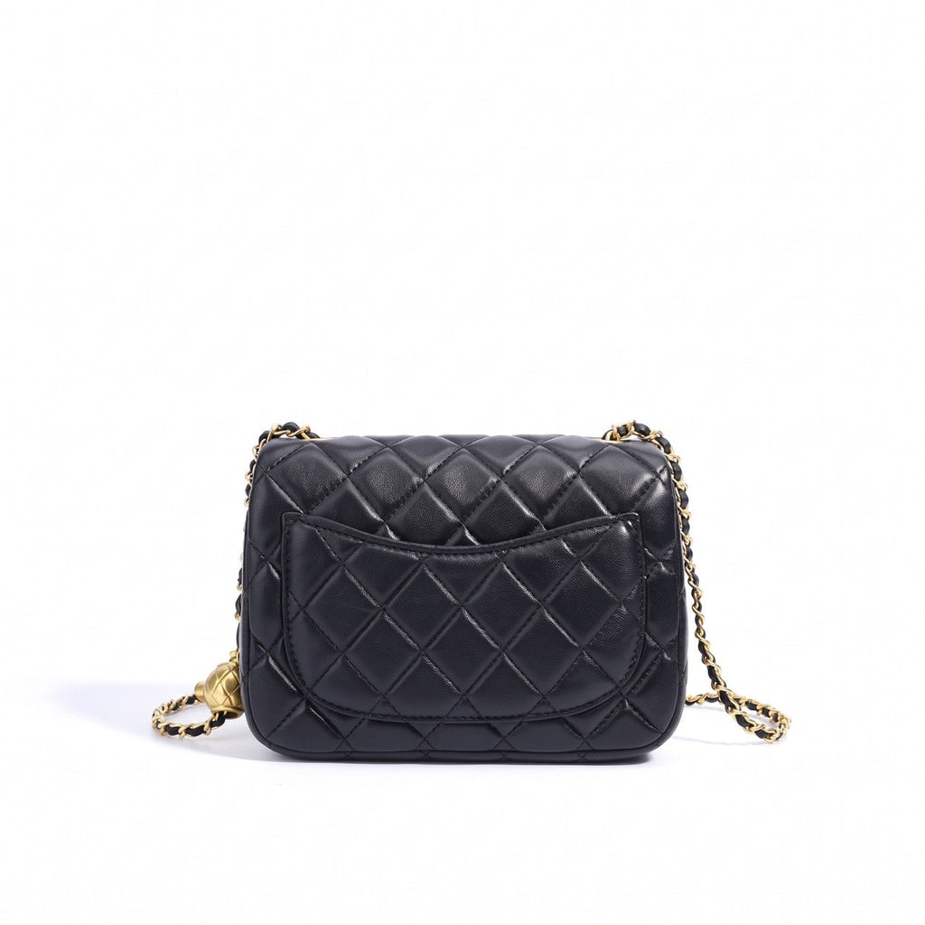Bolso clutch acolchado de napa con cadena dorada