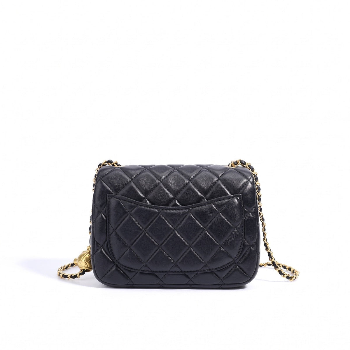 Bolso clutch acolchado de napa con cadena dorada