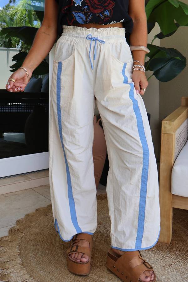 Pantalón paracaídas en crudo y azul