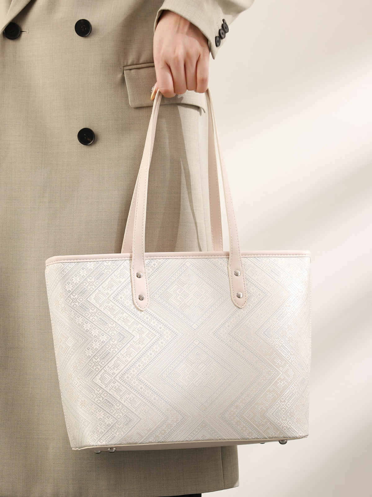 Bolso tote de piel vegana con jacquard geométrico