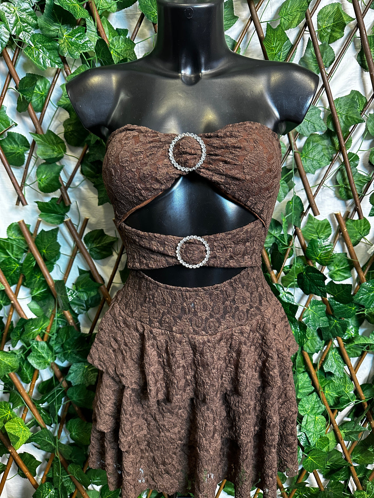 Modelo crep: vestido corto con detalle de aros brillantes y copas integradas | talla única